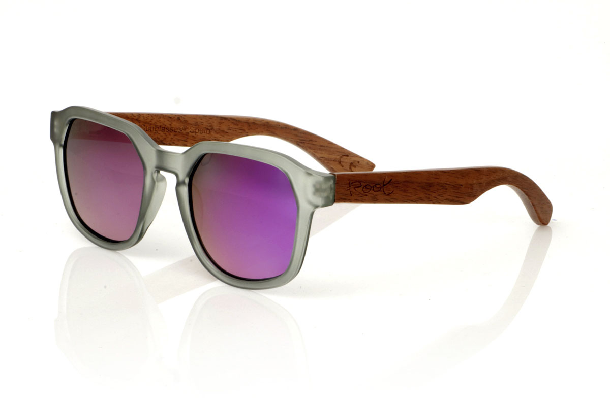 Wood eyewear of Walnut MOON BLACK. The MOON BLACK are your new favorite sunglasses, with a hexagonal PC frame in matte transparent gray and walnut wood temples. Perfect for those looking for a special touch in their daily life, these glasses mix design and nature in a unique way. Comfortable to wear and great for seeing everything in a new light, they adapt to any look and occasion. Moon black are the ideal complement for any face. Try them and feel how they complement your style. Front measurement: 148x50mm. Caliber: 53 for Wholesale & Retail | Root Sunglasses® 